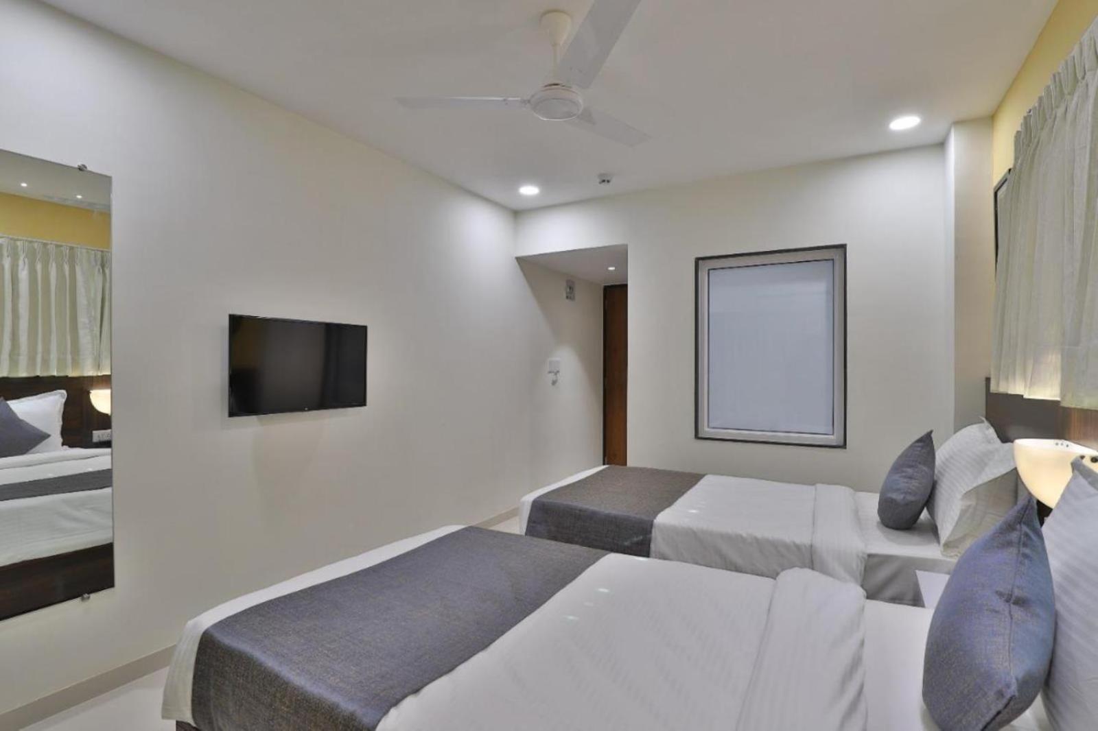 אחמדאבאד Leo Hotel מראה חיצוני תמונה