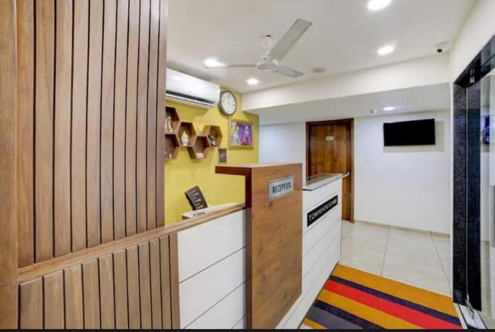 אחמדאבאד Leo Hotel מראה חיצוני תמונה