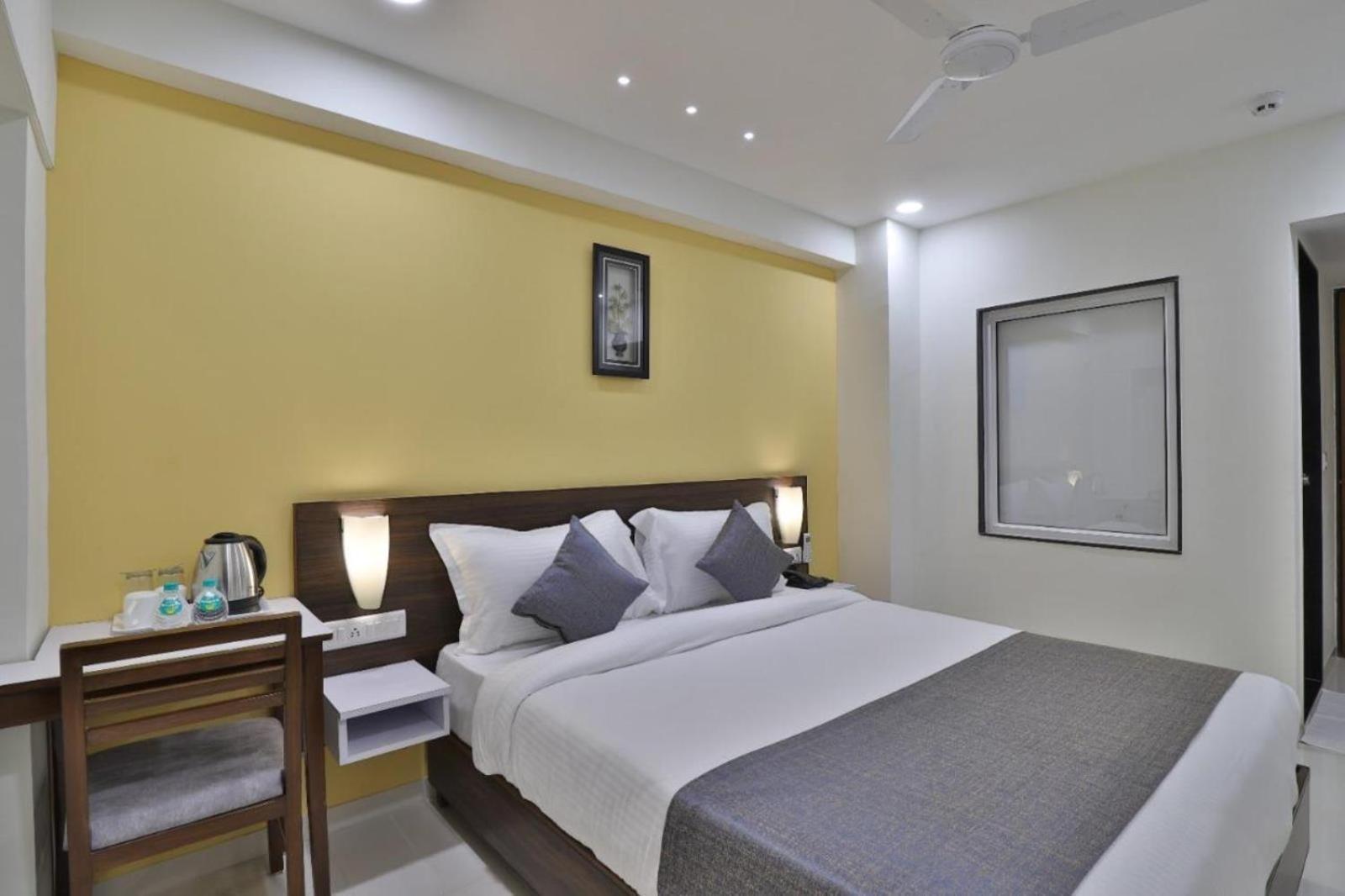 אחמדאבאד Leo Hotel מראה חיצוני תמונה